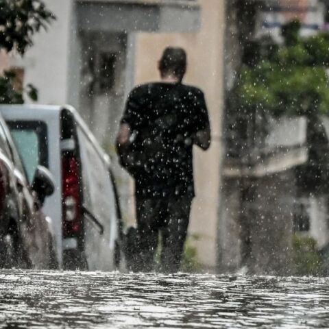 Έκτακτο δελτίο επιδείνωσης καιρού εξέδωσε η ΕΜΥ με ισχυρές βροχές, καταιγίδες και τοπικές χαλαζοπτώσεις από τις πρώτες ώρες της Δευτέρας.