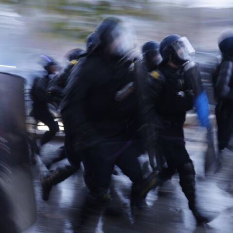 Πάνω από 1.300 συλλήψεις στη Γαλλία μετά τις νέες μαζικές διαδηλώσεις κατά της ακρίβειας, με συγκρούσεις και τραυματισμούς αστυνομικών.