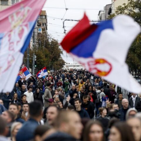 Άνοιξαν οι κάλπες στη Σερβία για τις εκλογές - Πάνω από 6,4 εκατομμύρια ψηφοφόροι καλούνται να αναδείξουν τα 250 μέλη του νέου κοινοβουλίου