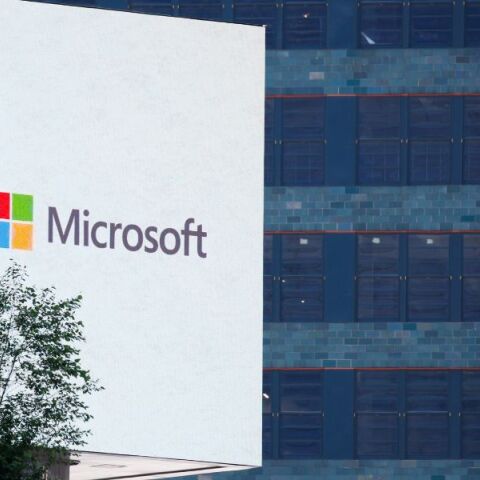Η Microsoft προτείνει εθελούσια έξοδο σε εργαζόμενους τεσσάρων χωρών, ενώ ενισχύει τις επενδύσεις της σε κέντρα δεδομένων και τεχνητή νοημοσύνη.