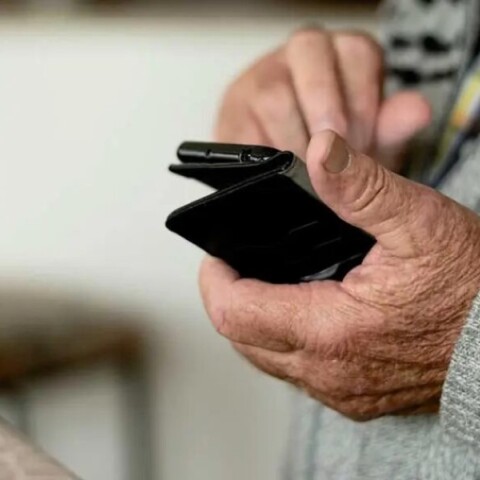 Συνταξιούχος στο κινητό τηλέφωνο