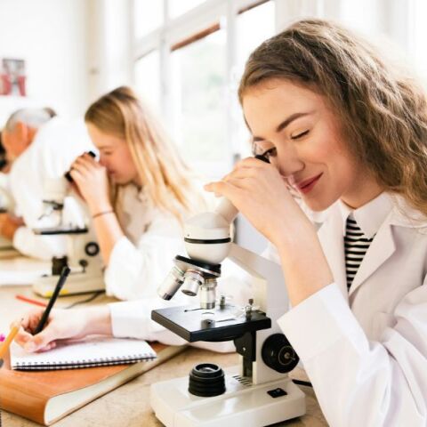 Η Ελλάδα κατατάσσεται 37η παγκοσμίως στην εμπιστοσύνη προς την επιστήμη, σε έρευνα 140 χωρών με περισσότερους από 140.000 συμμετέχοντες.