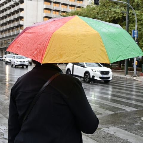 Άτομο με ομπρέλα εν μέσω βροχής