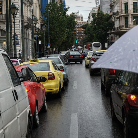 Αυτοκίνητα κολλημένα στην κίνηση ενώ βρέχει