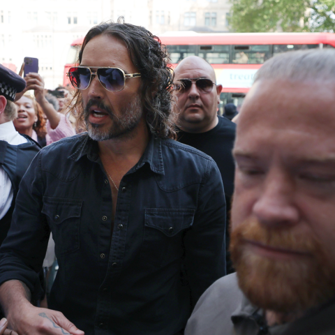 «Είμαι αθώος» - Ο Ράσελ Μπραντ για τον βιασμό και τις σεξουαλικές επιθέσεις κατά τεσσάρων γυναικών