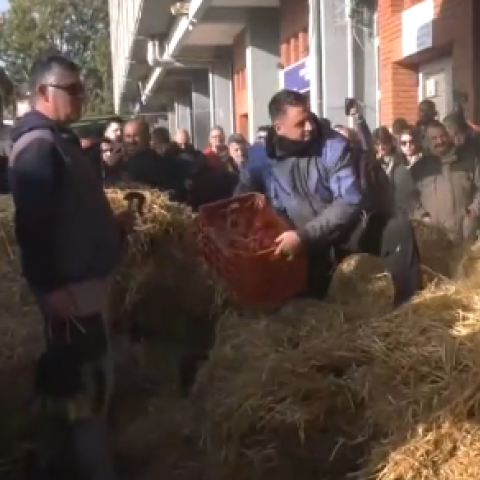 Αγρότες πετούν άχυρα και γάλα έξω από την Αντιπεριφέρεια Καβάλας