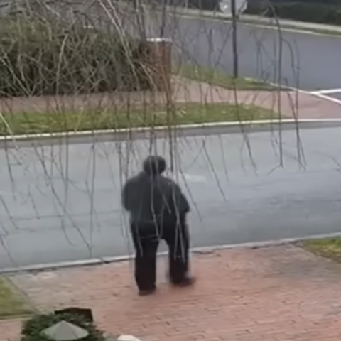 Νέες φωτογραφίες του υπόπτου για την ένοπλη επίθεση στο πανεπιστήμιο Μπράουν των ΗΠΑ