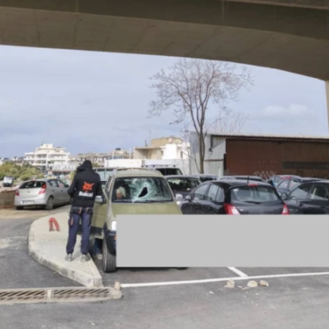 Ηράκλειο: Κομμάτι τσιμέντου έπεσε από γέφυρα και έσπασε παρμπρίζ αυτοκινήτου