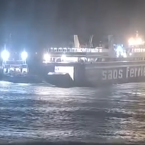 Η κακοκαιρία χτυπά τη Ρόδο: Μάχη για να δέσει πλοίο στο λιμάνι - Δείτε βίντεο 