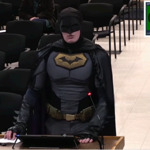 Ο ...Μπάτμαν εισέβαλε στο Δημοτικό Συμβούλιο της Σάντα Κλάρα και στράφηκε κατά της ICE