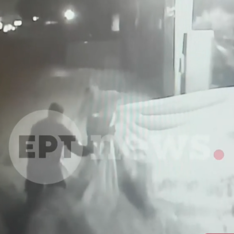 Κορωπί: Αστυνομικός διέσωσε ηλικιωμένο ζευγάρι από ορμητικά νερά με σεντόνια