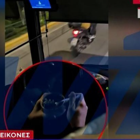 Οδηγός λεωφορείου έτρωγε σε δρομολόγιο και χειριζόταν το τιμόνι με τα γόνατα 