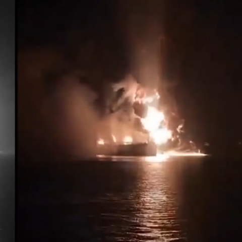 Καπνοί και φωτιά μετά από επίθεση σε δεξαμενόπλοιο