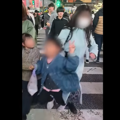 Γυναίκα σπρώχνει παιδάκι σε διάβαση