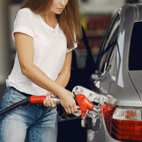 Γυναίκα βάζει βενζίνη σε αυτοκίνητο