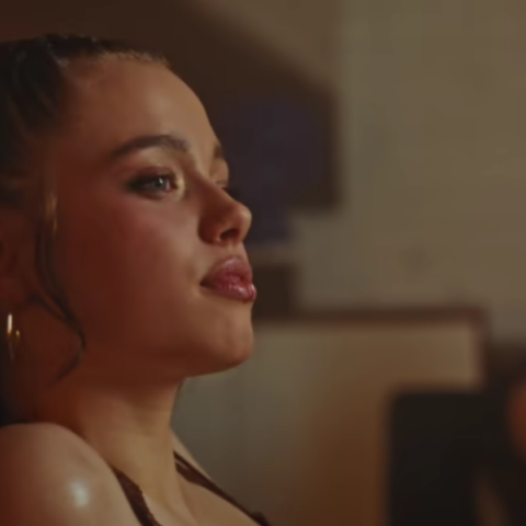 Εντυπωσιακή η ομοιότητα της Σιλό Τζολί με την Αντζελίνα - Έκανε ντεμπούτο σε K-pop βίντεο