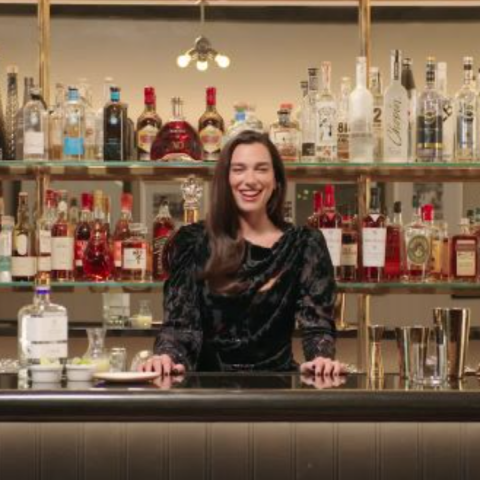 Η Ντούα Λίπα σε ρόλο bartender φτιάχνει κοκτέιλ εμπνευσμένα από αγαπημένα της τραγούδια - Ποια τραγούδια επέλεξε και με τι ποτά τα συνδύασε