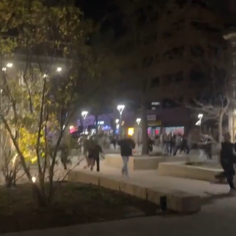 Πλήθος τρέχει στο άκουσμα πυροβολισμών