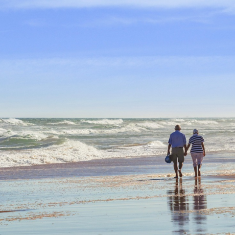 Συνταξιούχοι στην παραλία