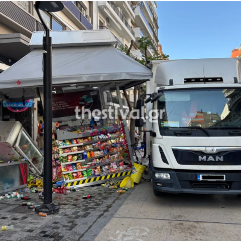 Θεσσαλονίκη: Φορτηγό έπεσε σε περίπτερο στον πεζόδρομο της Αγίας Σοφίας