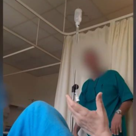 «Να δώσουμε ένα κατοστάρικο;»: Βίντεο με τον γιατρό που ζητούσε «φακελάκι» από ασθενή πριν χειρουργηθεί 