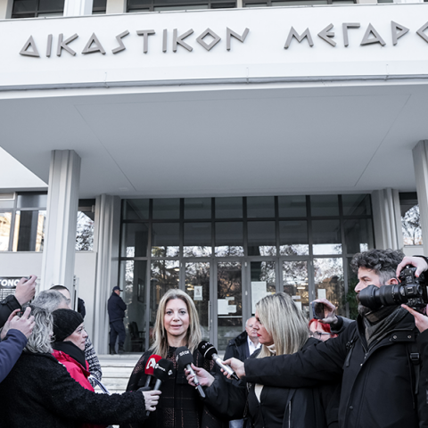 Η Μαρία Καρυστιανού στο Μονομελές Πλημμελειοδικείο Λάρισας για την υπόθεση με τη διαχείριση του βιντεοληπτικού υλικού από τον Εμπορευματικό Σταθμό Θεσσαλονίκης το βράδυ του σιδηροδρομικού δυστυχήματος των Τεμπών