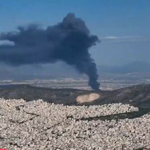 Μαύρος καπνός πάνω από τον Ασπρόπυργο από τη φωτιά στον χώρο της επιχείρησης