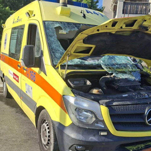 Χανιά: Ασθενοφόρο που μετέφερε ασθενή συγκρούστηκε με αυτοκίνητο 