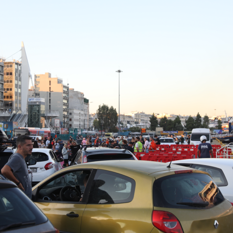 Το αδιαχώρητο στο λιμάνι του Πειραιά: Μαζική έξοδος αδειούχων προς τα νησιά, μεγάλες οι ουρές και η ταλαιπωρία