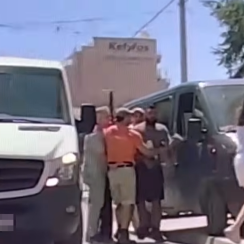 Ξάνθη: Οδηγός έσωσε άνδρα που πνιγόταν κάνοντάς του τη λαβή Χάιμλιχ στη μέση του δρόμου