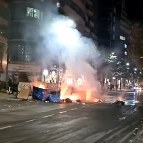Αναβρασμός στην Αλβανία: Συγκρούσεις αστυνομικών με διαδηλωτές κατά τη διάρκεια της νύχτας στα Τίρανα