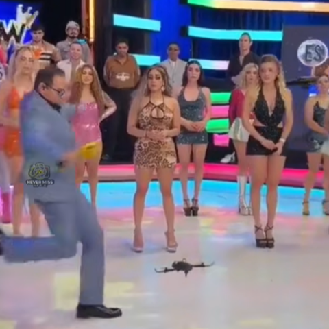Παρουσιαστής κλωτσά drone σε live εκπομπή και τραυματίζει μοντέλο 