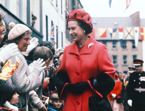 Βασίλισσα Ελισάβετ: Η μονάρχης που εφηύρε το «ντύσιμο της διπλωματίας»