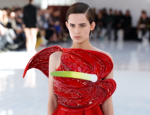 Loewe: Η συλλογή για τη σεζόν Άνοιξη/Καλοκαίρι 2023 που παρουσίασε ο Jonathan Anderson ήταν βασισμένη στο ανθούριο.