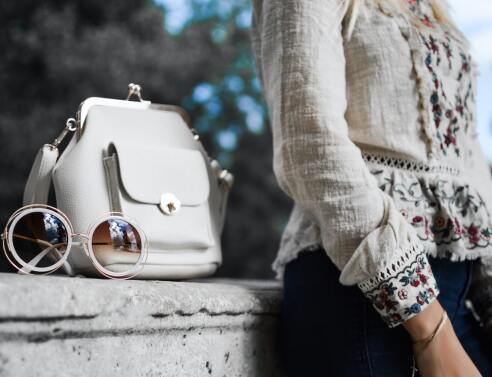 Πώς μπορείς να διευκολύνεις την καθημερινή σου ζωή με πράγματα που βρίσκεις σε μια γυναικεία τσάντα