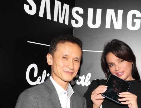 Ο Πρόεδρος της Samsung Electronics Hellas, Byung Moo (Theofilos) Shin με τη σχεδιάστρια Σίλια Κριθαριώτη.