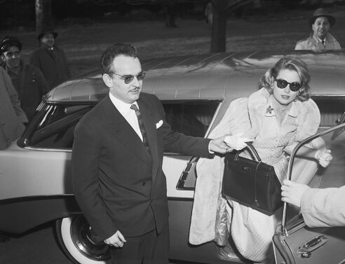 Η Γκρέις Κέλι επιχειρεί να κρύψει με την Kelly την εγκυμοσύνη της