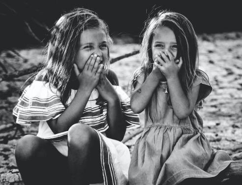 Σύνδρομο της Μεγαλύτερης Κόρης: Γιατί γκρινιάζουν τα κορίτσια στα social media υπό το hashtag #EldestDaughterSyndrome. 