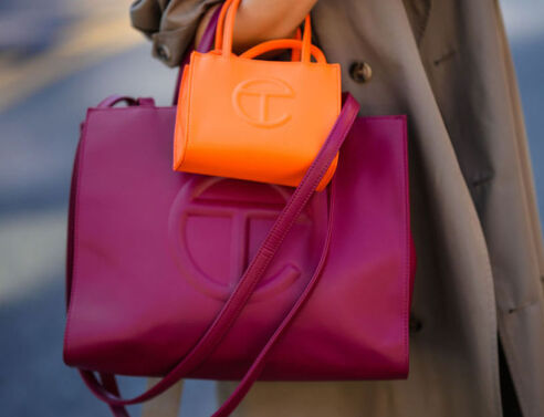 Telfar: Το brand εγκαινιάζει μια νέα στρατηγική στην τιμολόγηση των συλλογών του, βάζοντας τον αγοραστή στο παιχνίδι.