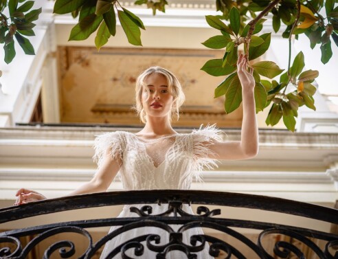 Η σχεδιάστρια του ατελιέ Alkmini Fashion μας δίνει τις τάσεις στο βραδινό φόρεμα και το νυφικό για τη σεζόν Άνοιξη/Καλοκαίρι 2023