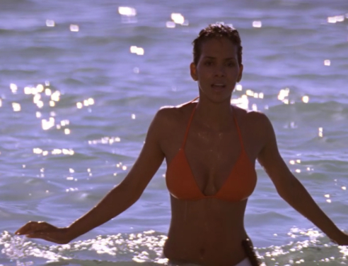 Η Χάλι Μπέρι αποκαλύπτει πού βρίσκεται σήμερα το εμβληματικό πορτοκαλί μπικίνι από το Τζέιμς Μποντ