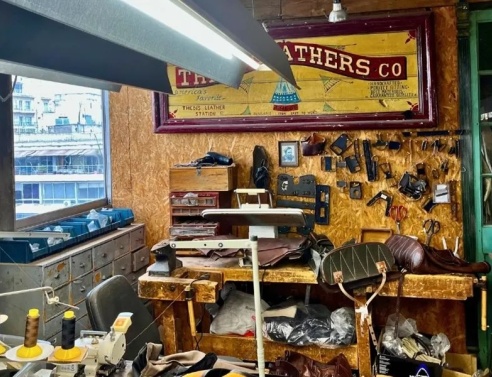 Thedi Leathers: Μια ιστορία αγάπης, απώλειας και δημιουργίας. Ο Θεόδωρος Παμπούκας μιλάει για τη διαδρομή του, την απώλεια της Δήμητρας και τη δύναμη του προσωπικού στιλ