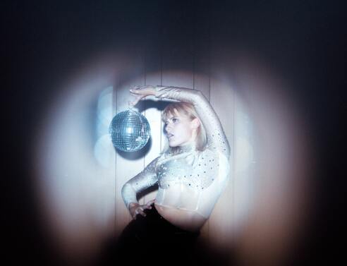 Κορίτσι με ντισκομπάλα σε πάρτι