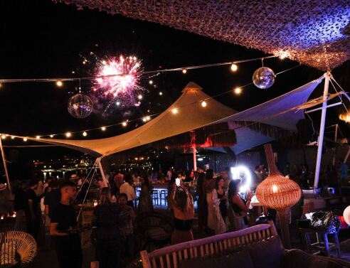 h_pandora_γιορτασε_το_καλοκαιρι_με_ενα_λαμπερο_party_στην_αθηναικη_ριβιερα