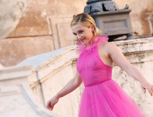 Η Florence Pugh απαντά σε όσους θίχτηκαν με το στήθος της στο Valentino Show