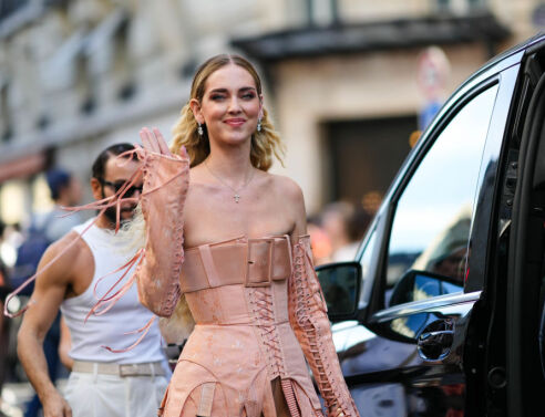 Κιάρα Φεράνι: Ποζάρει ημίγυμνη στο Σαν Τροπέ