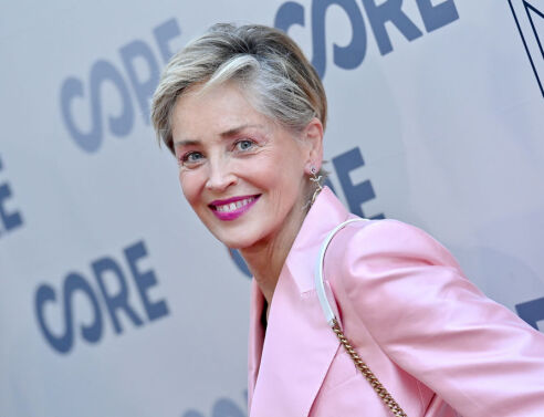 Σάρον Στόουν: Ποζάρει τόπλες δίπλα στην πισίνα και το Instagram την αποθεώνει