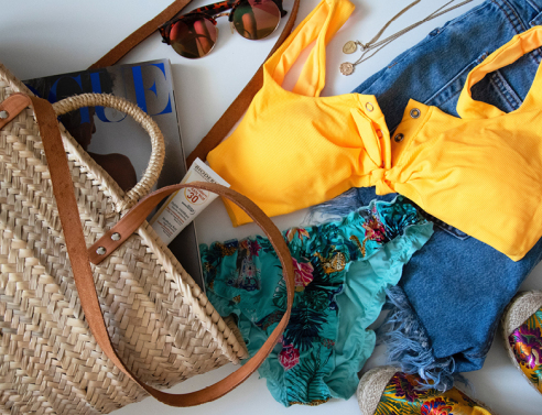 Η «τσάντα θαλάσσης» είναι απαραίτητο γυναικείο αξεσουάρ που γεμίζει με άλλα απαραίτητα αξεσουάρ.