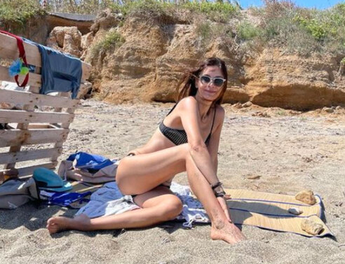 Η Κατερίνα Λέχου χαμογελαστή στην παραλία