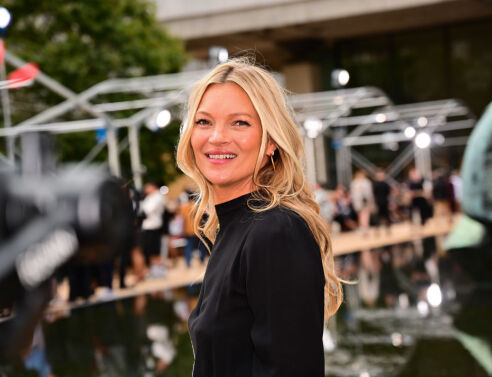 Kate Moss: Αναζητά την πληρότητα βουτώντας γυμνή σε λίμνη
